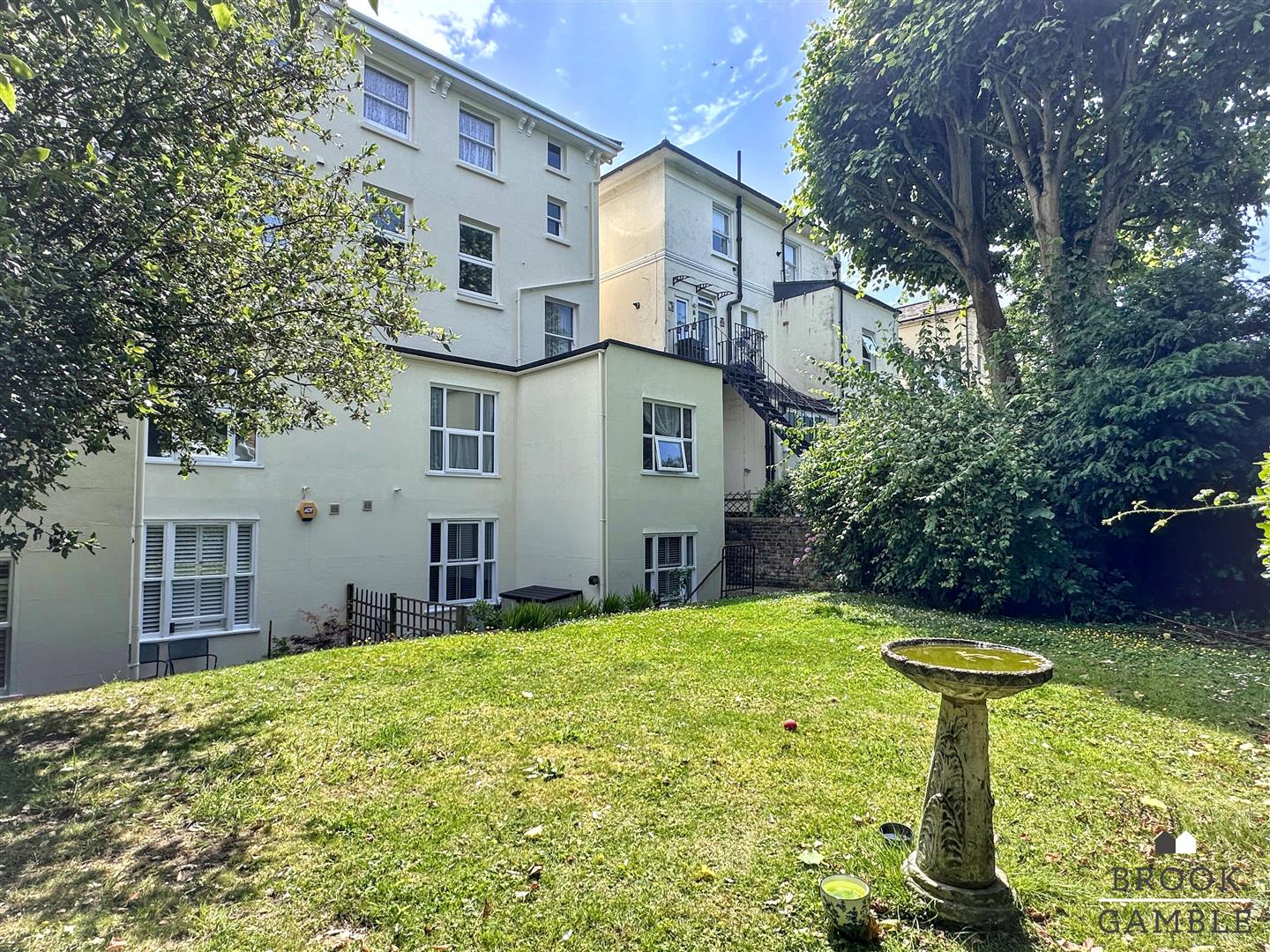 2 Bedroom Flat. Spencer Road in Eastbourne,  20
